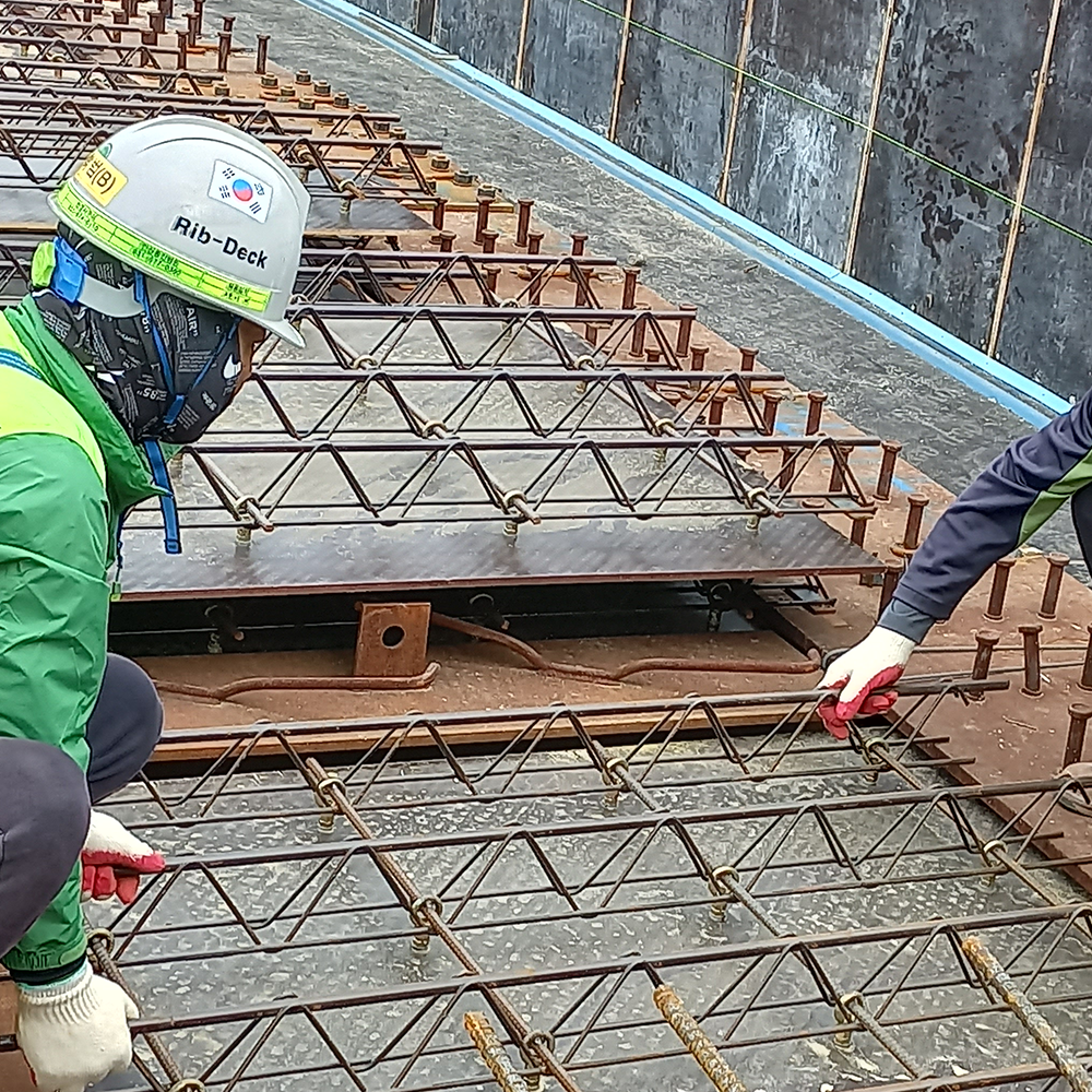 Plywood formwork for bridges